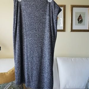 Midi length straight skirt. Stretch fabric